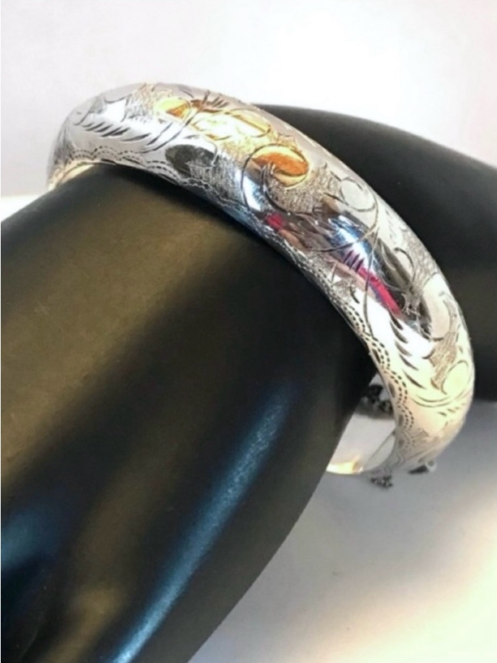 VINTAGE 925 STERLING SILVER ETCHED BANGLE BRACELET WITH SAFETY CHAIN